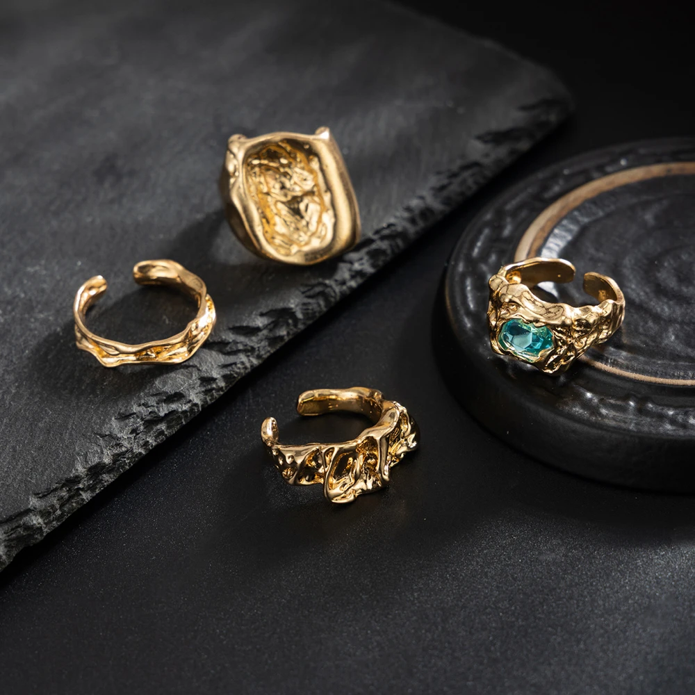 Organischer skulpturaler Ring für Herren, goldfarbenes Relief oder blaue Akzentierung, unregelmäßiger, strukturierter Ring, Schmuckset, kühner, künstlerischer Stil. – Detail 4