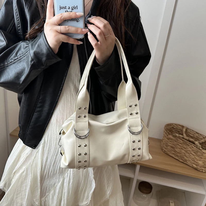 Vintage-Stil PU-Leder Damen Schultertasche Große Kapazität Hochwertige Modische Nieten-Handtasche Y2K Motorradtasche für den täglichen Gebrauch – Detail 14