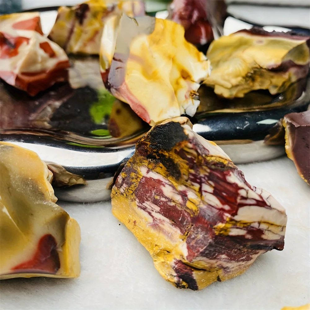 قطعة واحدة من حجر صفار كريستالي طبيعي ممتاز، رخامي أحمر وأصفر نابض بالحياة، مثالي لديكور المنزل ومشاريع الصياغة