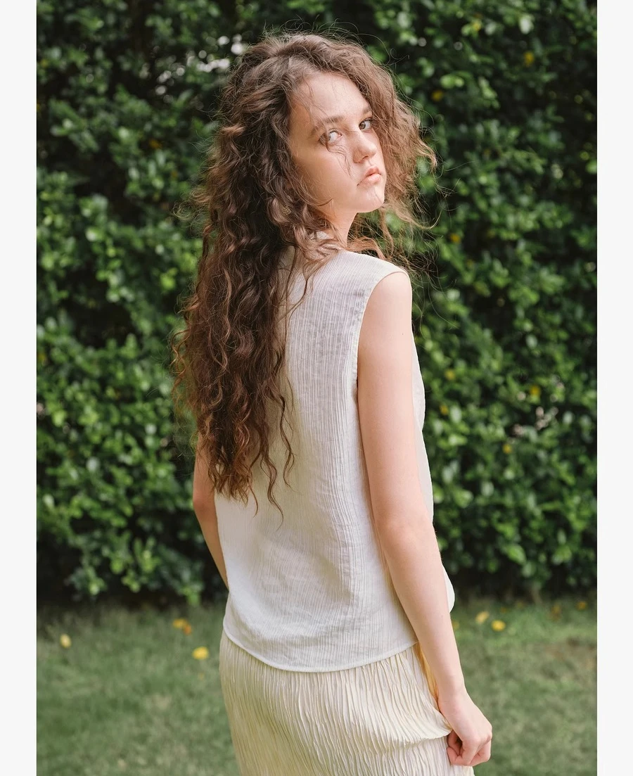 OLrain Women's Summer 2025 Blouse Flowing Collar Sleeveless Design Button-up White Crinkled Fabric Clothes For Woman O57XX98059