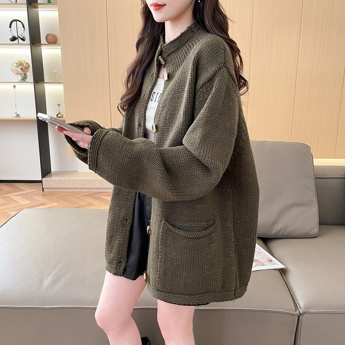 

SuperAen воротник-стойка в стиле ретро, художественный вязаный кардиган, женский осень и зима 2025, новый свободный дизайн, утолщенные свитера