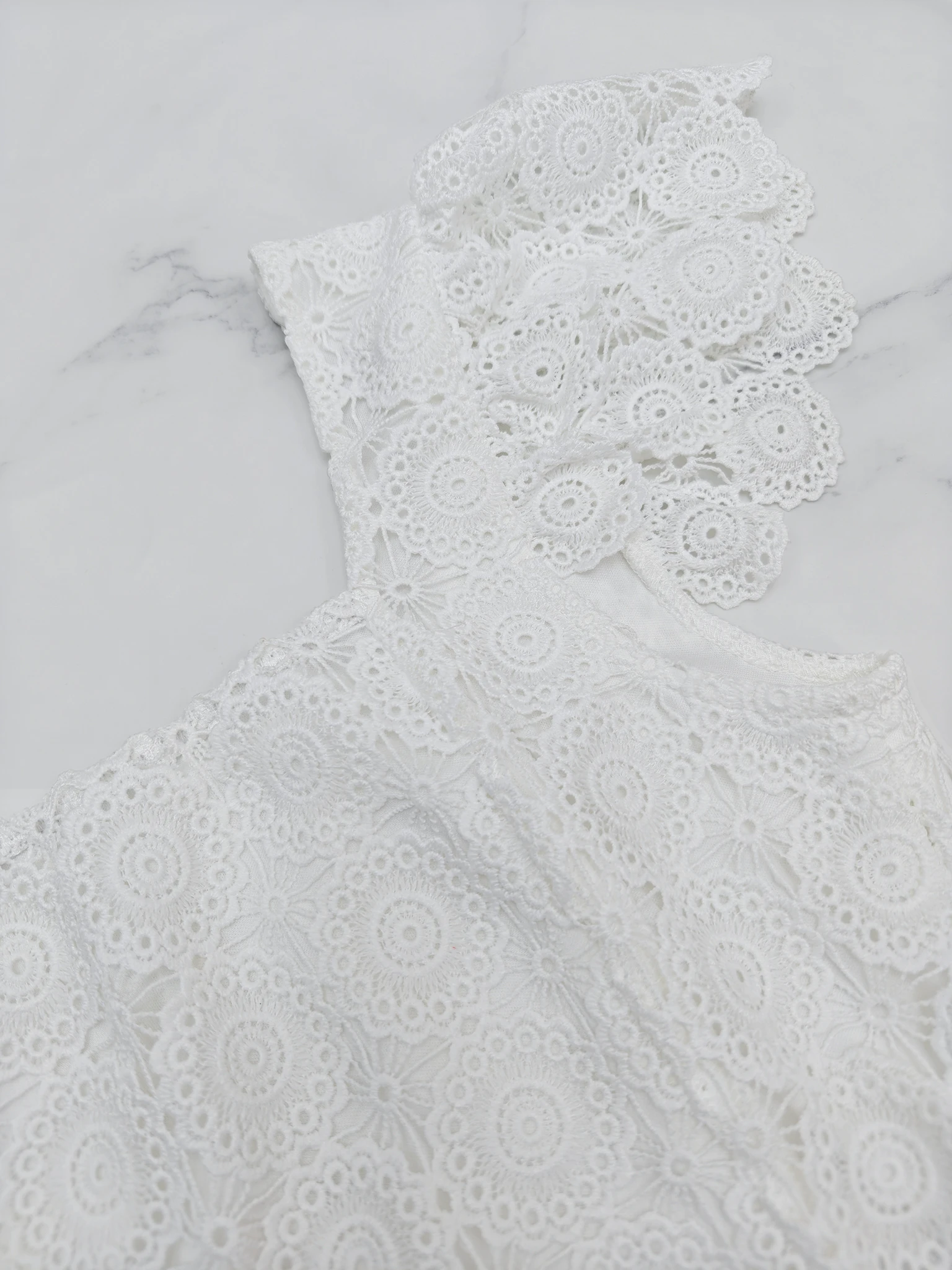 Einfarbiges, elegantes Urlaubskleid für Damen mit Spitzenverkleidung und Ausschnittdetails, geeignet für Frühling und Sommer