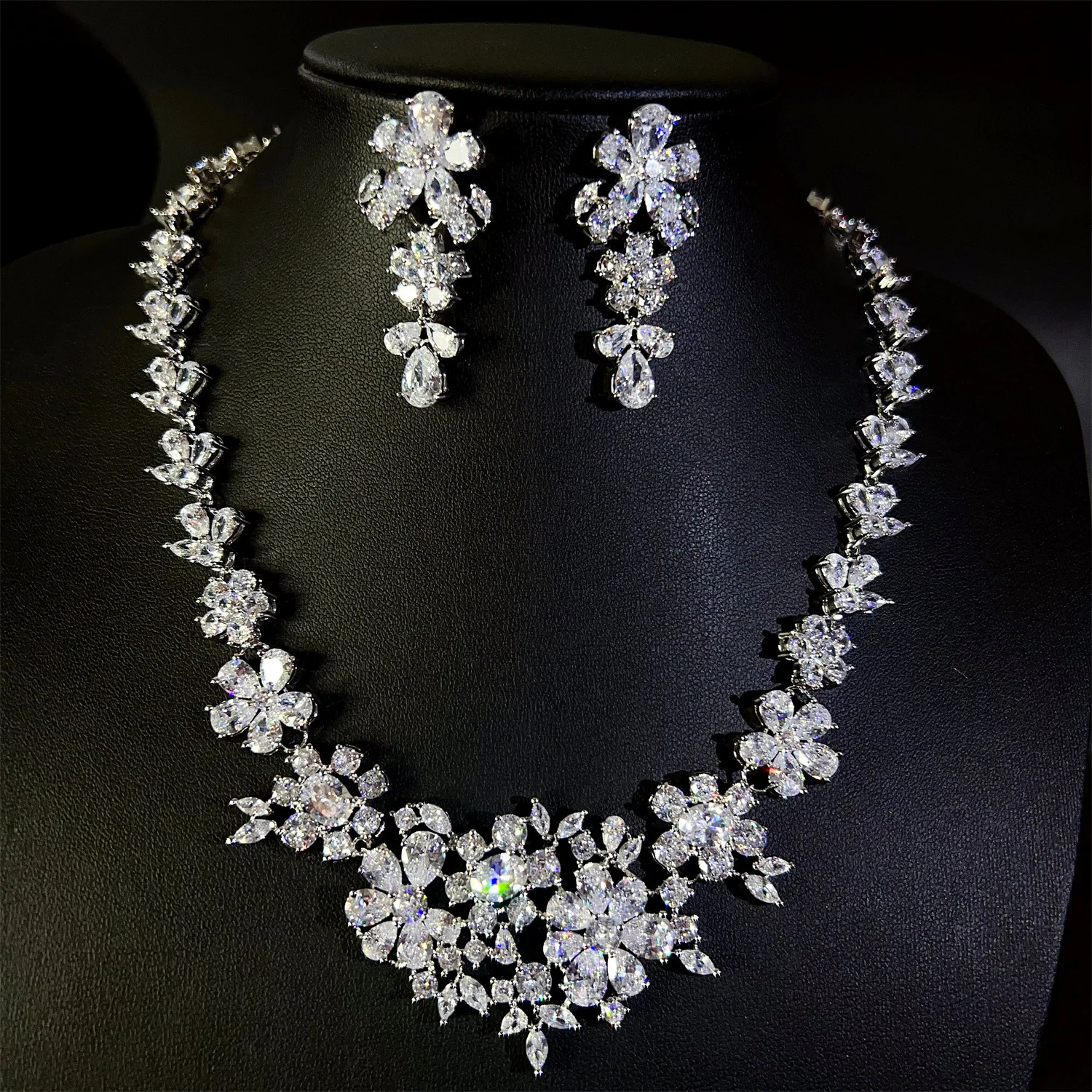 

New Luxury Temperament Jewelry Flower Necklace Earrings sliver color set Women's Decoration Suitable for Wedding Ball Gift M-818