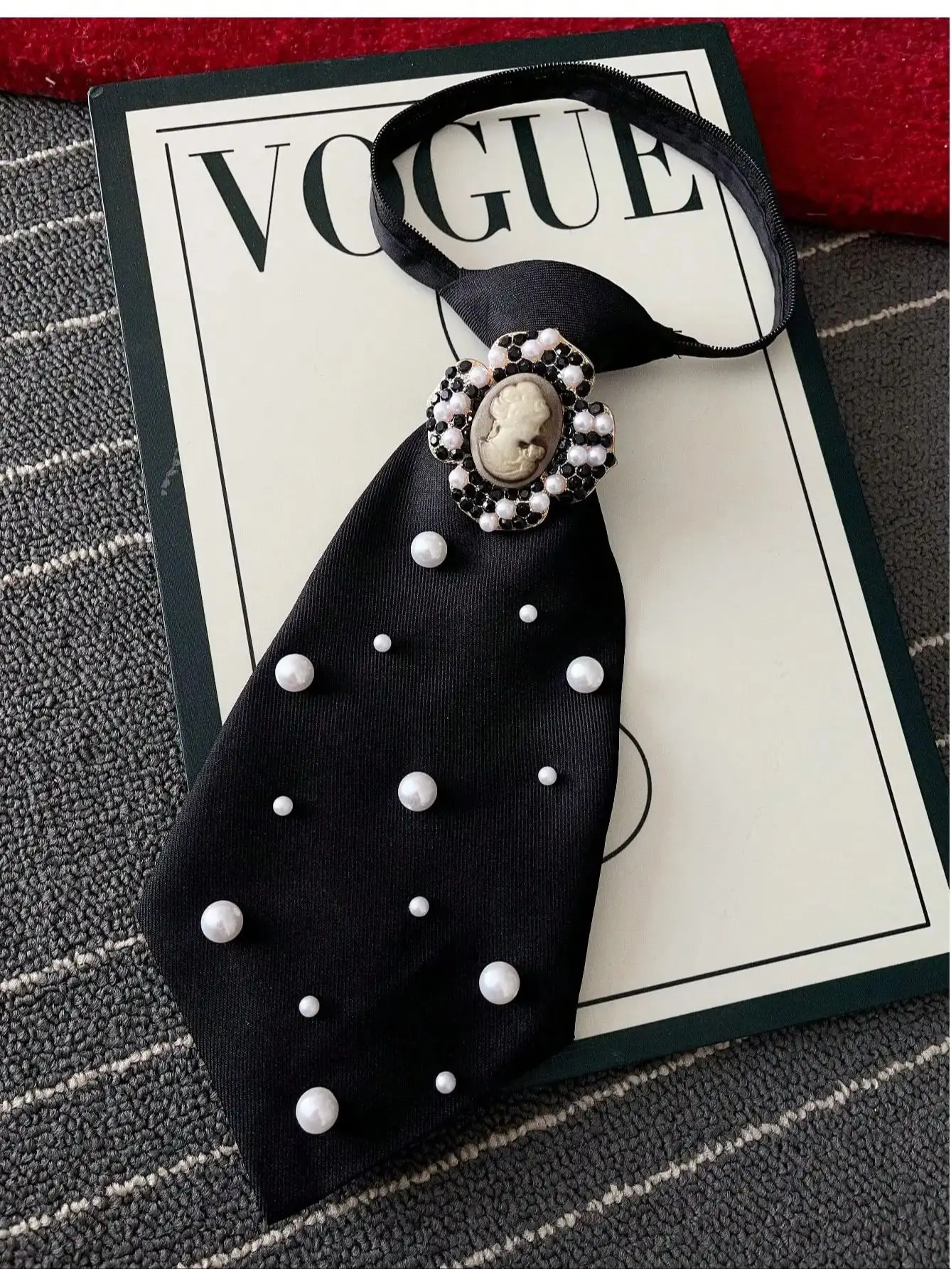 Original Niche Design: 1 Stück Beauty-Portrait-Krawatte mit künstlichen Perlen, abnehmbar und verstellbar, passend zu Hemden, ideal für Partys, Ausflüge und Urlaubsoutfits – Detail 4