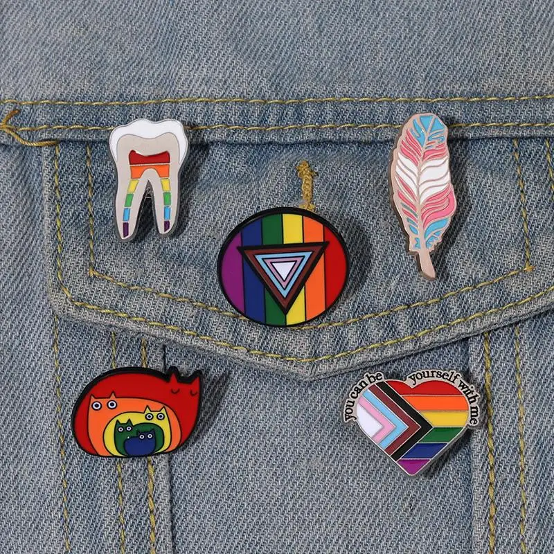 Alfileres personalizados, libro de arcoíris, broches con forma de corazón y diente de plumas de gatos, insignias de solapa, regalo de joyería para amantes del socio, esmalte del orgullo LGBT