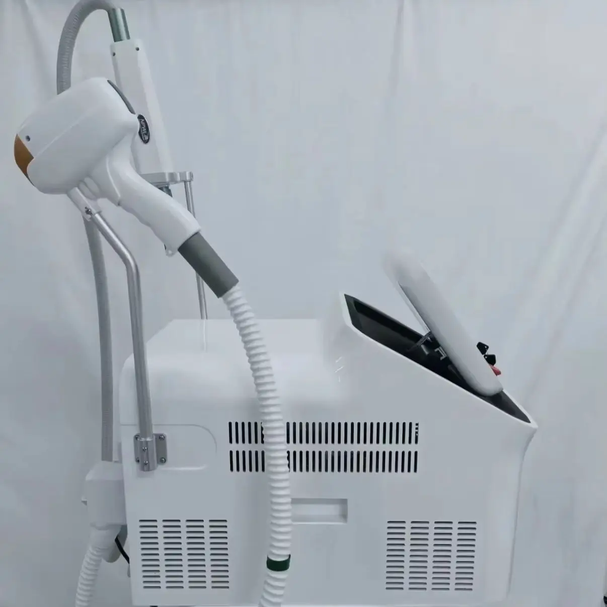 Platinum Beauty Equipment for Beauty Salons Professional Diode 808nm 755nm 1064nm, 3-wavelength Hair Removal Machine Ice