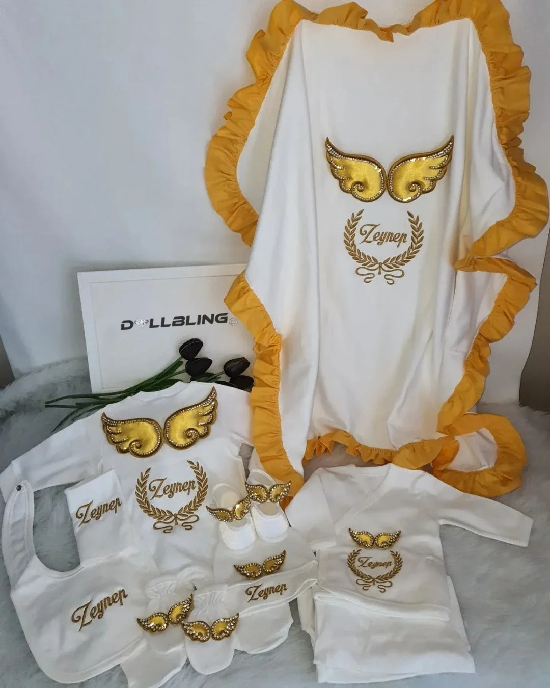 

Dollbling 10pcs Wings Outfits Any Name Personalized Sweetwood Embroidery Gift Set Baby Pajamas Hat Welcome Home Ceremonial dress