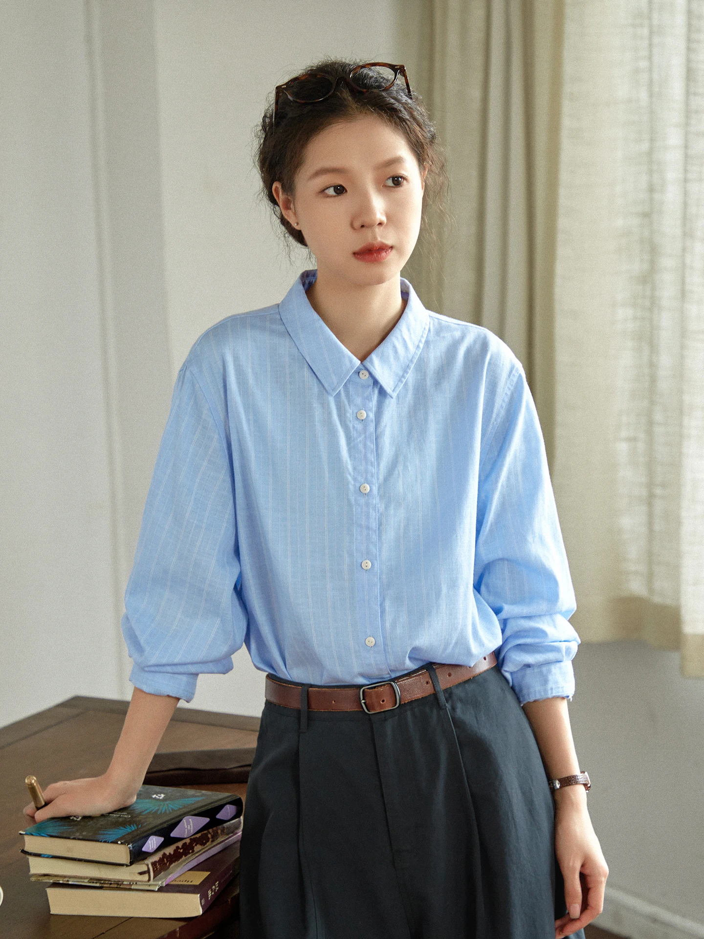 

Оригинальная светло-голубая шелковая женская блузка на весну, повседневная, свободного кроя, в полоску, с длинным рукавом, универсальная, удобная, в художественном стиле, с пуговицами...