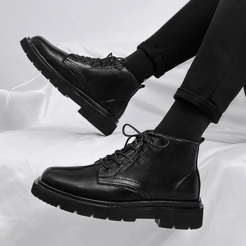 Botas altas de cuero genuino para parejas, ropa de trabajo de otoño para hombre, estilo motero con cordones, moda Ins de Hong Kong, aumento de altura antideslizante