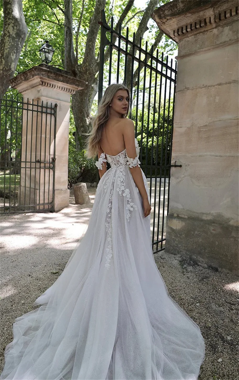 Tokyo Maßgeschneidertes weißes schulterfreies Hochzeitskleid, ärmelloses, seitlich hoch geschlitztes Blumen-Brautkleid, A-Linien-Hochzeitskleid mit Reißverschluss hinten