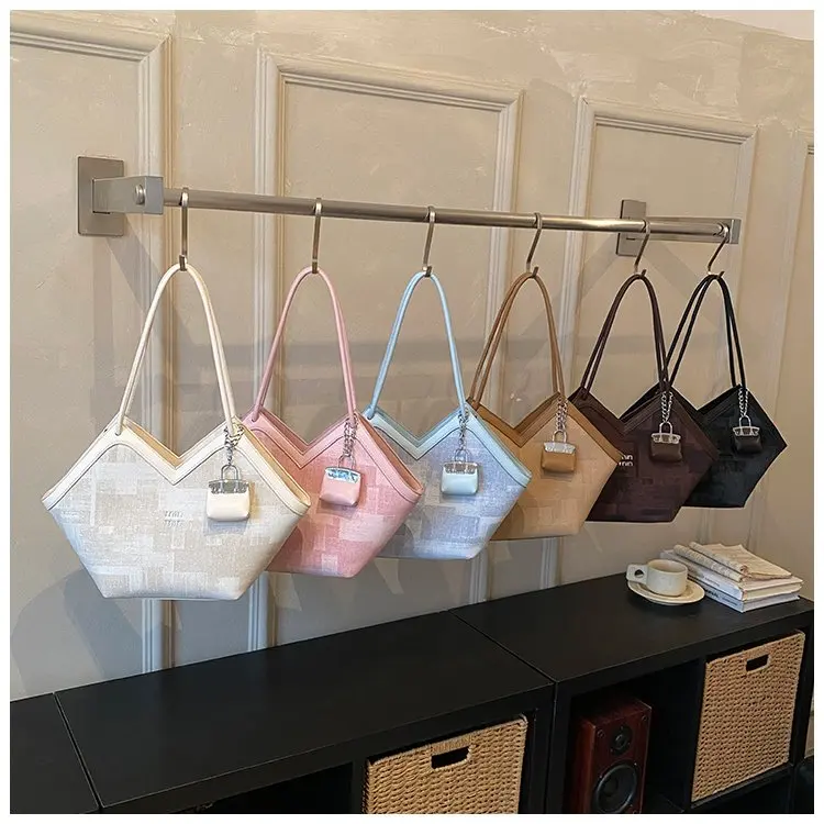 

Elegant Classic Fashionable Designer Diaper Bags For Women Luxury Vintage Leather Large Capacity Minimalist Tote Bag