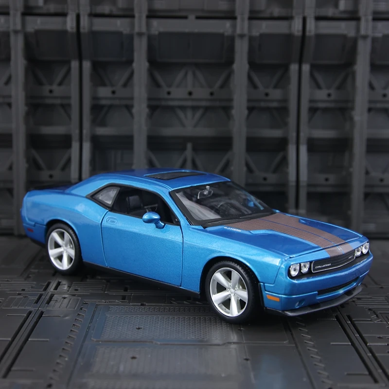 Maisto 1:24 Simulated Dodge Challenger SRT8 alloy car model doors and hood can be opened rich in details, finely crafted