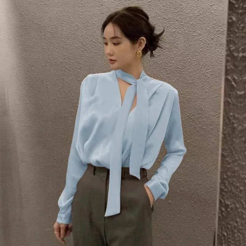 เสื้อเบลาส์ผ้าซาตินเอลาสตีนสำหรับผู้หญิง สไตล์หรูหราสำหรับฤดูใบไม้ผลิและฤดูใบไม้ร่วง เหมาะสำหรับใส่ทำงาน ดีไซน์คอวีสวยงาม แขนยาว
