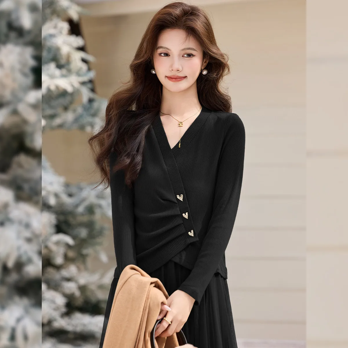 Ensemble deux pièces LOUIS YAO : Haut en maille et robe camisole en résille – Collection Automne/Hiver 2026 – Tenue élégante pour femme avec col en V, froncée et légèrement extensible