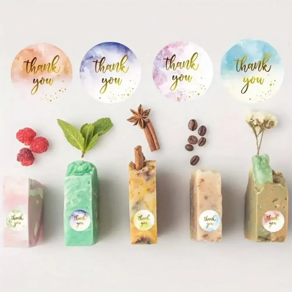 다채로운 원형 감사 스티커 500개, 1인치 금색 필기체 디자인, 분홍색 배경 - 종이 라벨 롤, 선물용으로 적합, 크