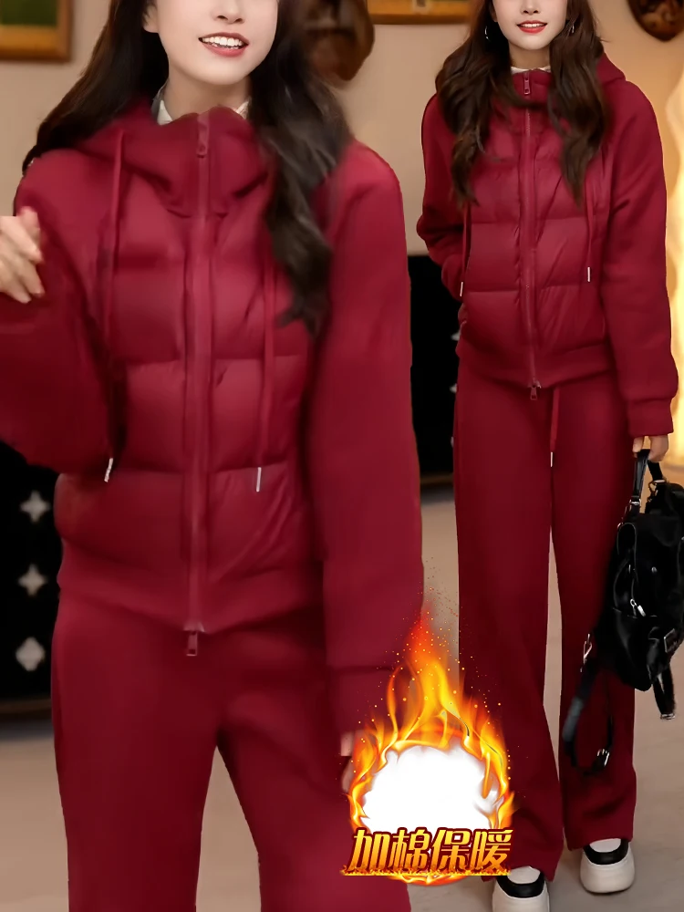 

Комплект из двух предметов: утепленные брюки с широкими штанинами и хлопковое пальто с высокой талией. Повседневный спортивный костюм для зимы.