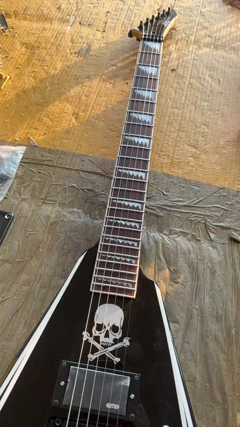 Free delivery 6-string V-shaped electric guitar, rosewood fingerboard, black body with white binding, active pickup