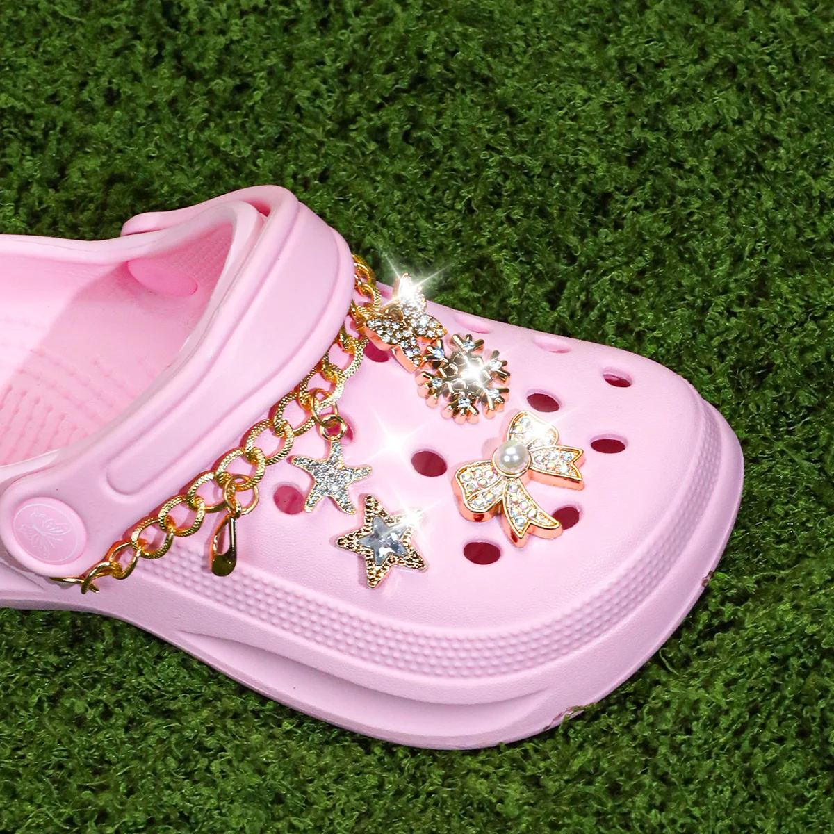 Kinder Slip-On Clogs und Pantoletten - Atmungsaktive, Wasserdichte EVA-Gartenschuhe mit Dekorativer Kette für Strand und Alltag 168 – Detail 8