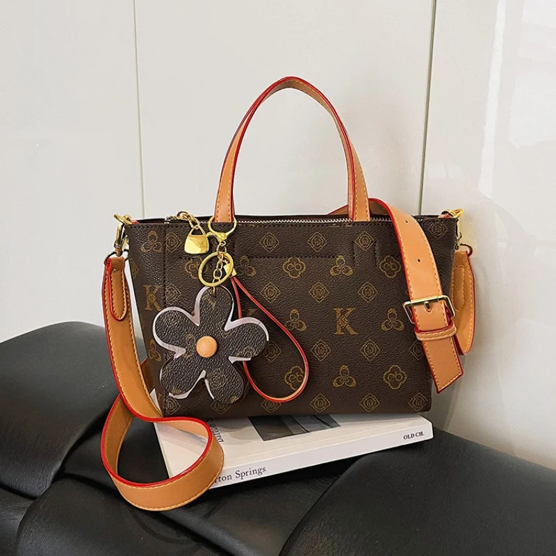 

New minimalist and fashionable small handbag, contrasting color women's bag, high-end carriage crossbody bag, portable box bag