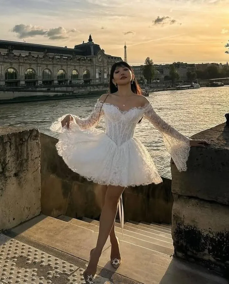 Kleines weißes Kleid, luxuriöse Spitze, kurze Strandhochzeitskleider, maßgeschneidert, langärmelig, Urlaub, Brautmode, Hochzeit, Party, Outfit