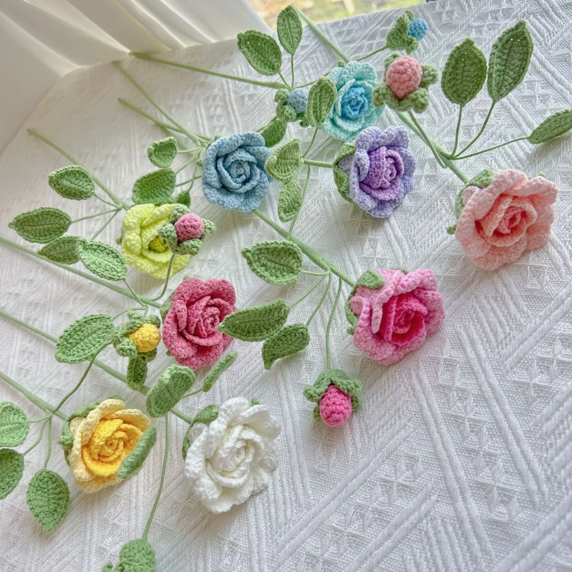 Neuer Rosen-Häkelstrauß, romantisch, gestrickt, Rosenblüten, handgewebte Blumensträuße, Hochzeit, Heimdekoration – Detail 1