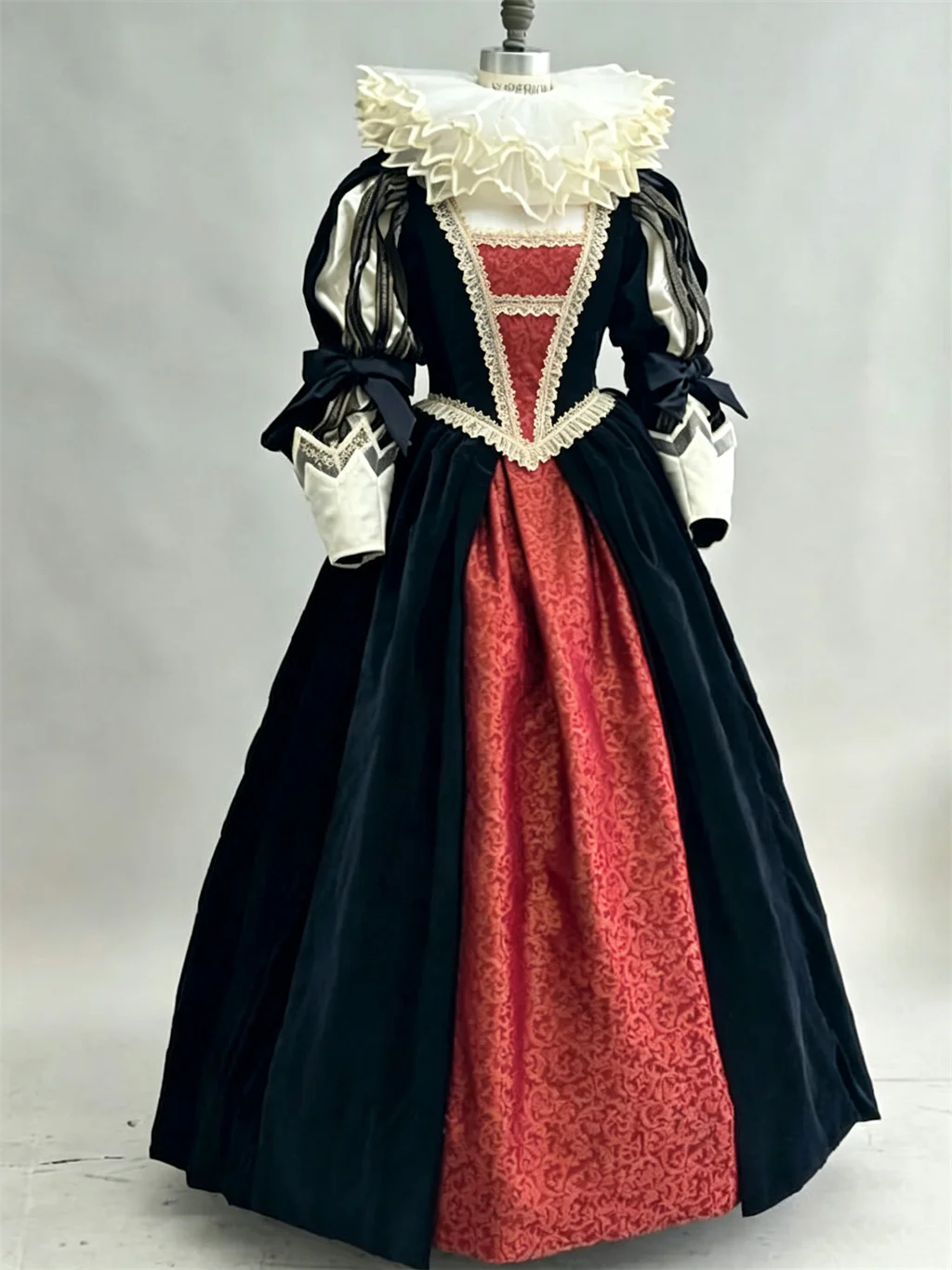 Robe de costume de la Renaissance élisabéthaine, style Tudor, en velours noir et rouge, avec col à volants, pour reconstitution historique de reine médiévale, tenue de théâtre