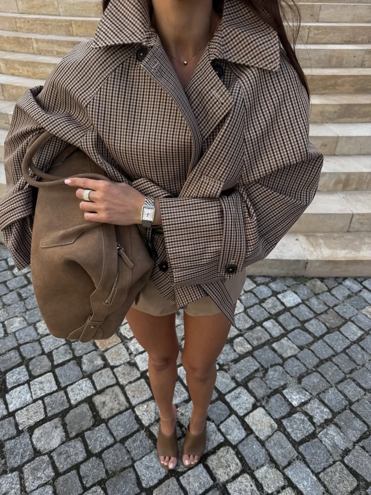 Klassischer karierter kurzer Trenchcoat für Damen, schickes Revers, zweireihig, mit Taillengürtel, langen Ärmeln, Herbst-Windbreaker-Oberbekleidung – Detail 25