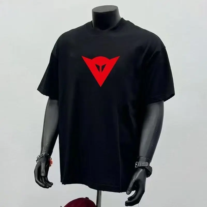 Image of Herren Schwarzes Oversize T-Shirt mit Rotem Dreieck-Logo-Print Lässiges Streetwear Kurzarm Baumwoll-T-Shirt Unisex