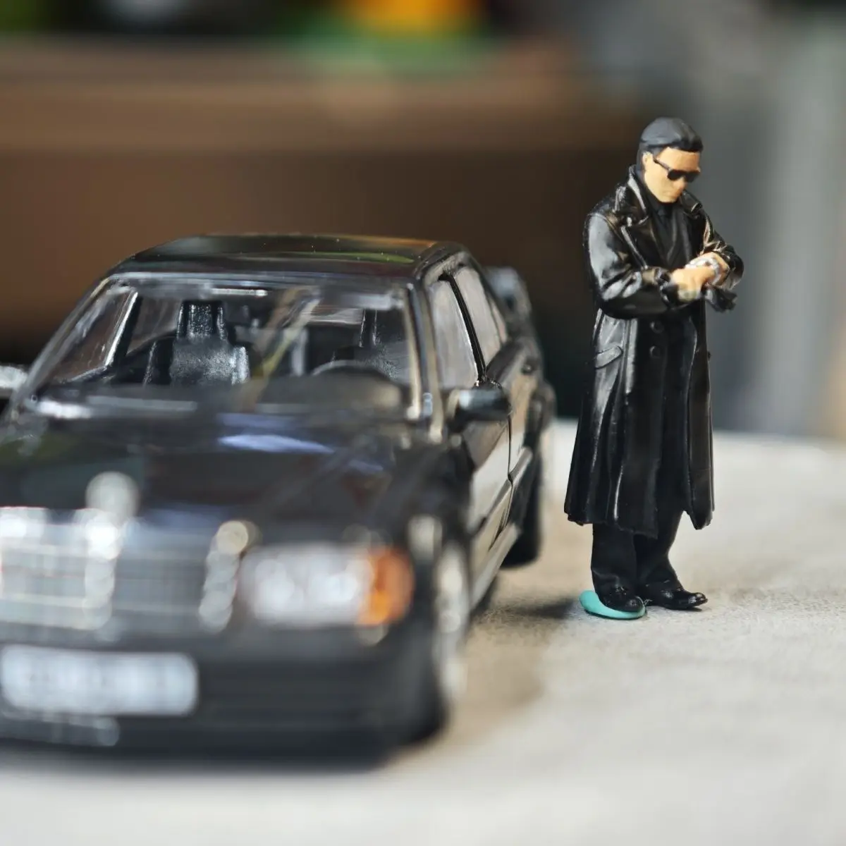 1/64 Static Model Doll Figurine Model Car Scene Diorama Trench Coat Man