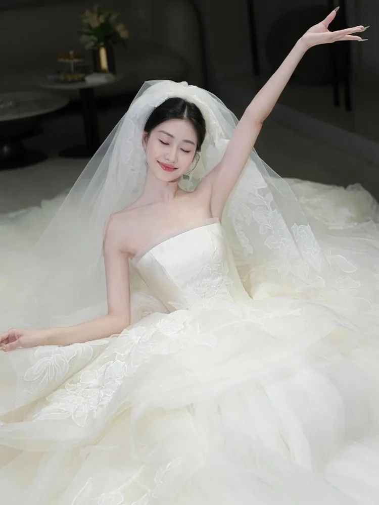 A new light luxury dress with simple and elegant strapless trailing main fabric