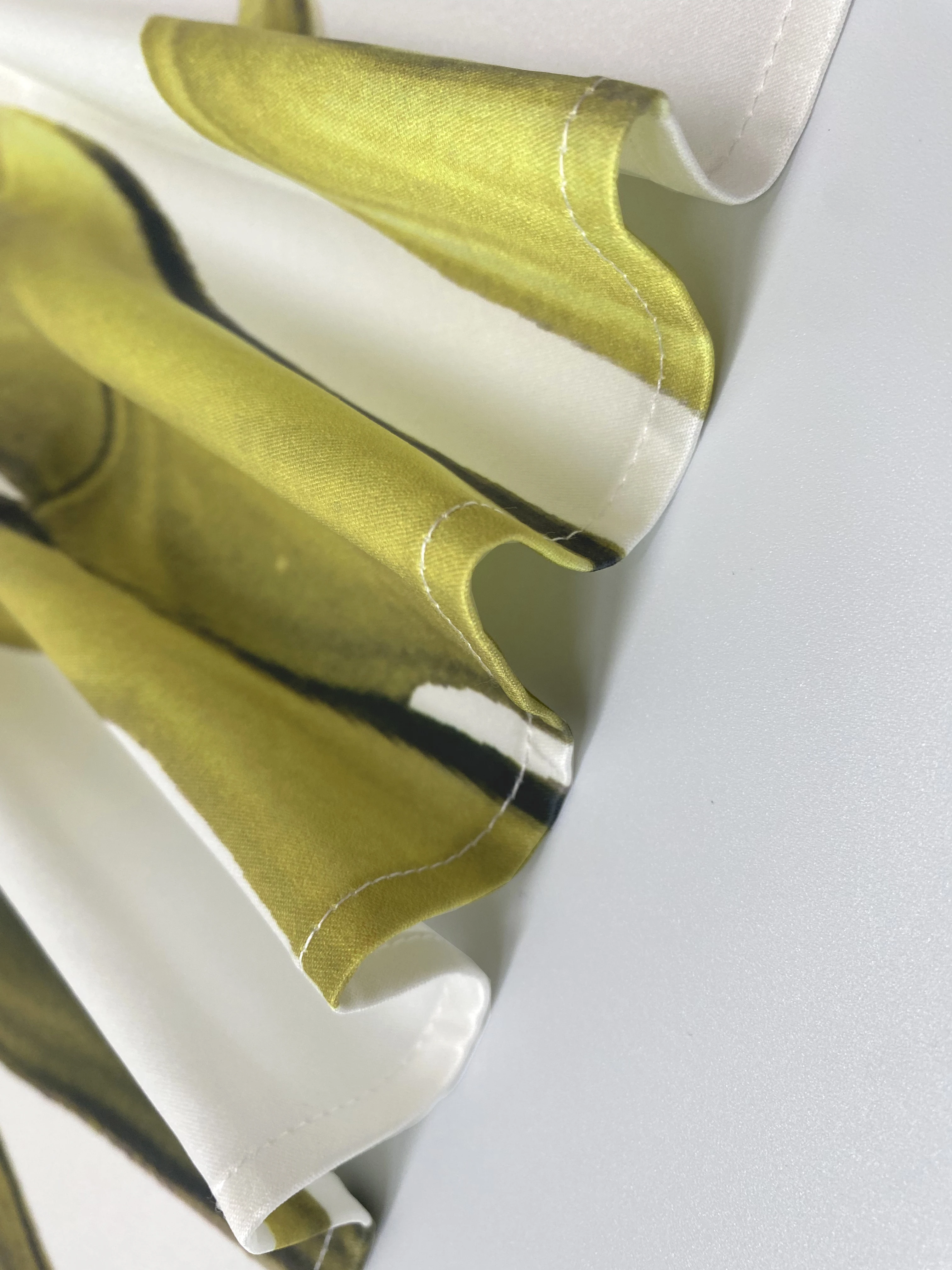 เดรสยาวพิมพ์ลายดอกไม้สำหรับผู้หญิง ฤดูร้อน 2026 ชุดเดรสออกงานฤดูใบไม้ผลิ ทรงไม่สมมาตร ไหล่เดียว สีขาว เรียบหรู สไตล์ลำลองสำหรับผู้หญิง