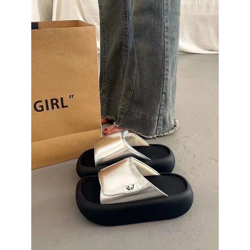 صافي الأحمر الفرنسية صنادل أرضية الإناث الصيف ملابس خارجية مع تنورة 2025 تصميم جديد متخصص الشعور الخروج على أحذية الشاطئ #4