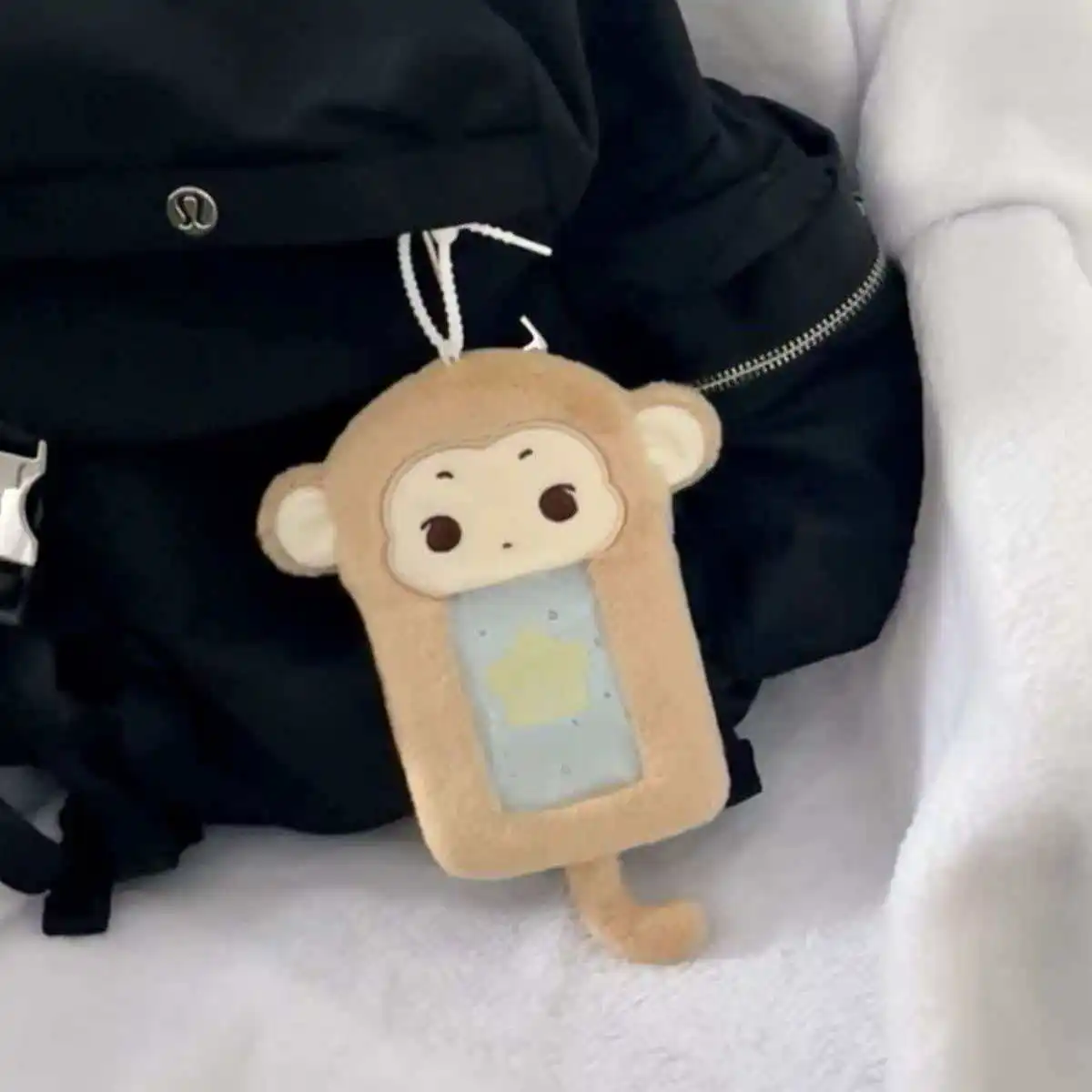 1 Stück Cartoon-Kleiner-Affe-Plüsch-Kartenhalter, niedliches Accessoire für Ausweise und 3-Zoll-Fotokarten, Merchandise für K-Pop-Fans – Detail 3