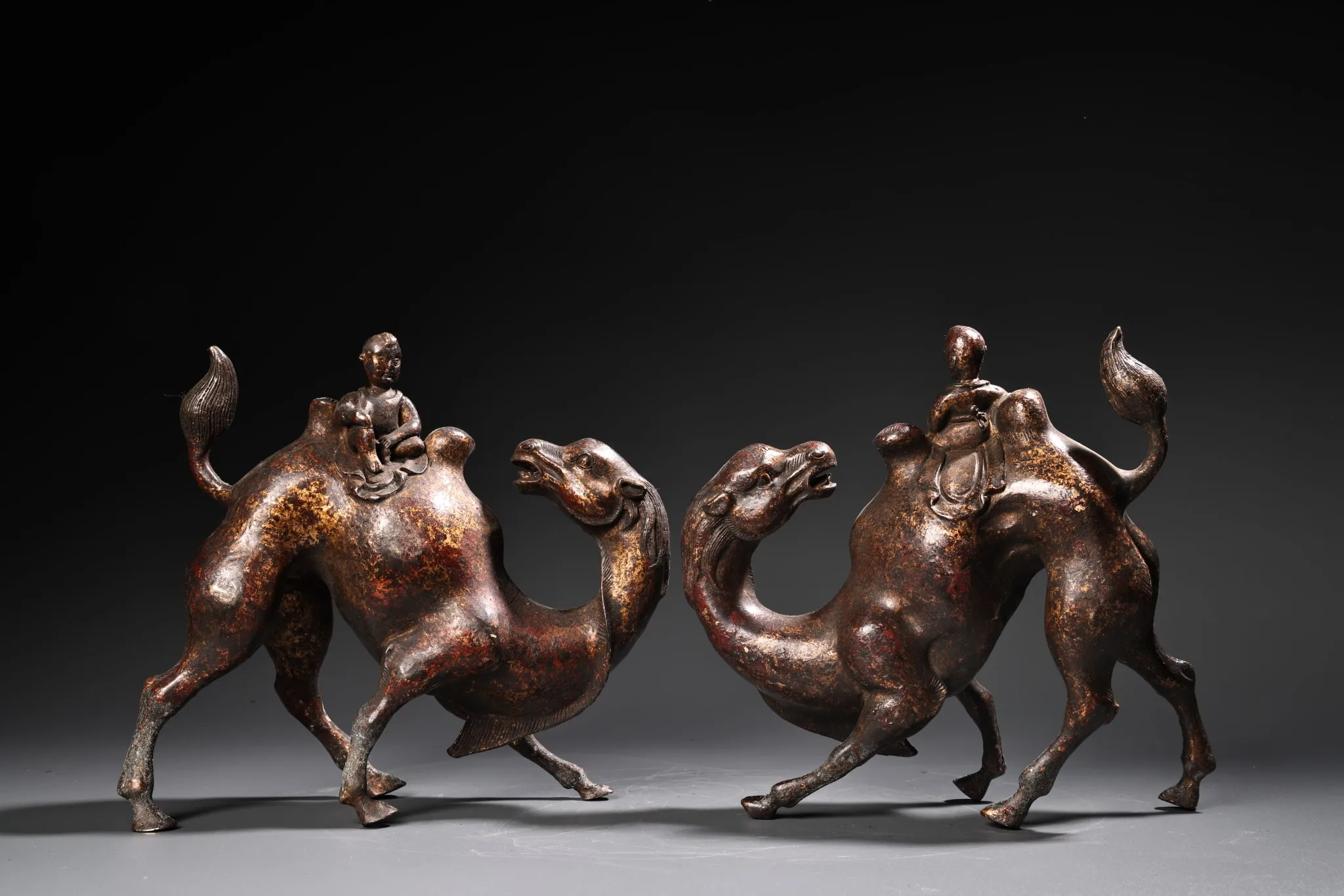 Exquisite Pure Copper Camel Statue - Elegant Living Room Desk Decor & Fine Relief Craftsmanship Collectible Accent Piece