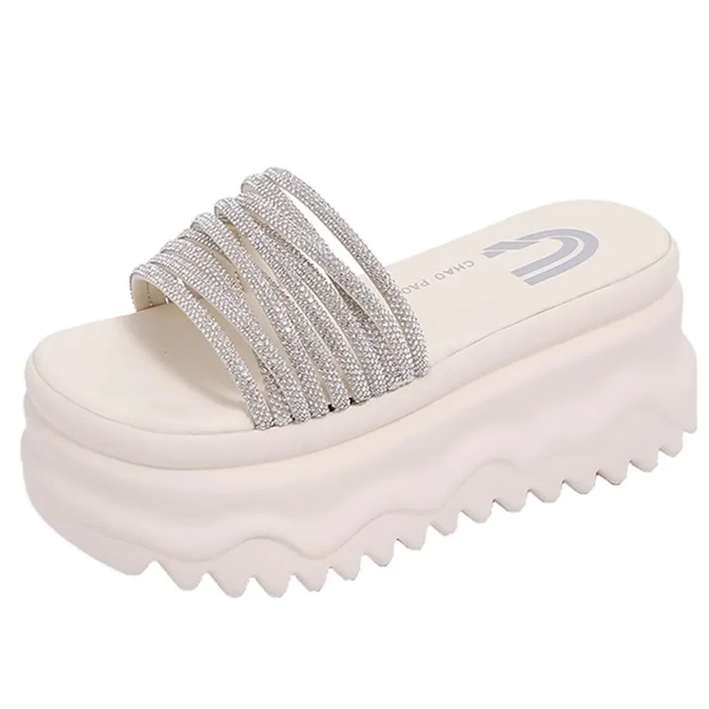 

8 см повседневные тапочки на танкетке, женские новые летние нескользящие сандалии на платформе, блестящие удобные женские массивные пляжные тапочки с открытым носком