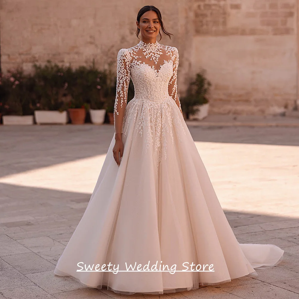 Maßgeschneidertes Glitzer-Hochzeitskleid, maßgeschneidertes arabisches Brautkleid mit Stehkragen, vollen Ärmeln, Perlenstickerei und Illusionsrückenapplikation