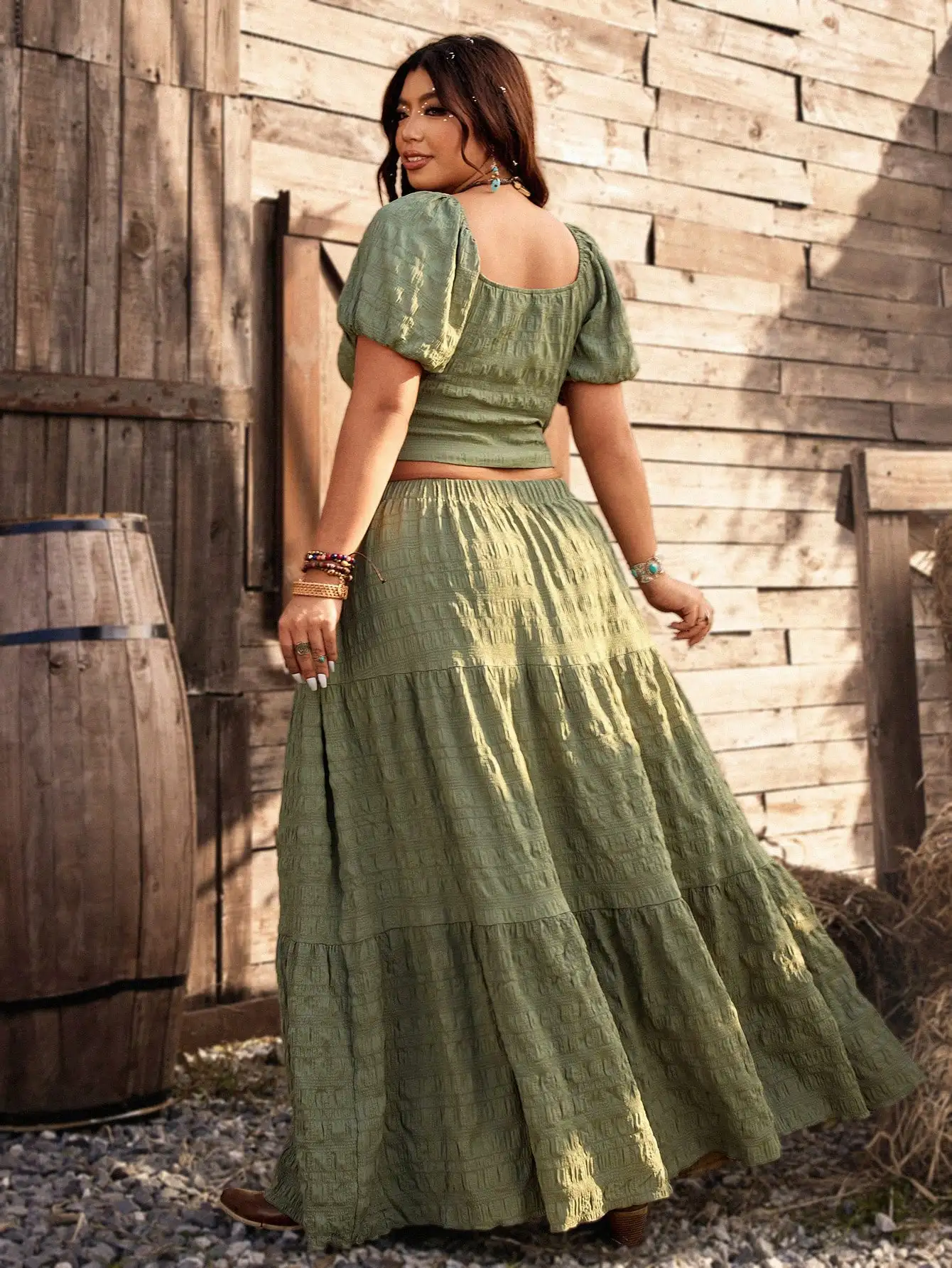 

Летний комплект из двух предметов в стиле вестерн-бохо для женщин: топ с квадратным вырезом, пышными рукавами и текстурной тканью, а также юбка А-силуэта с завышенной талией, больших размеров.