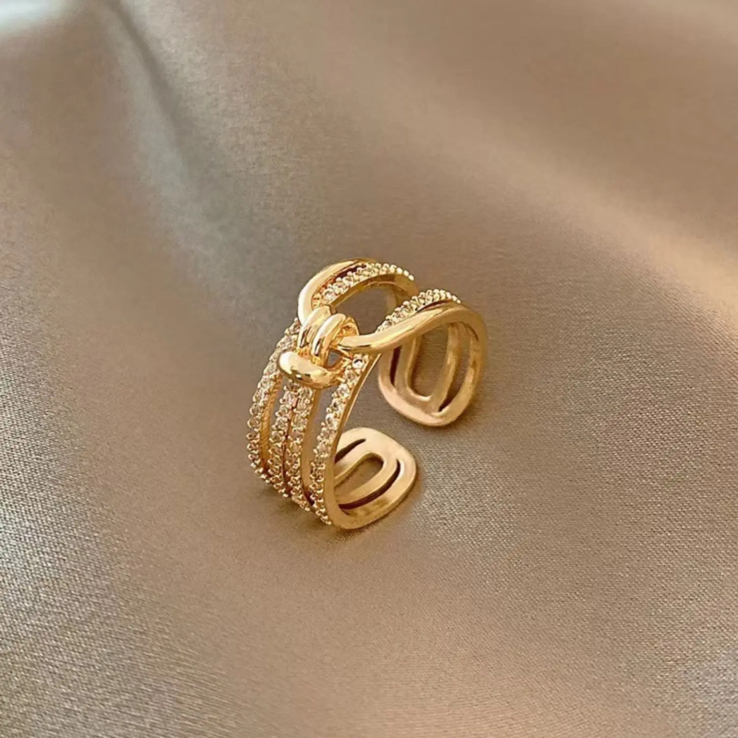 Fashion Light Luxury Hundred Temperament U-shape Preparation Rope Design Women\'s Ring, Elegant and exquisite party jewelry gift.