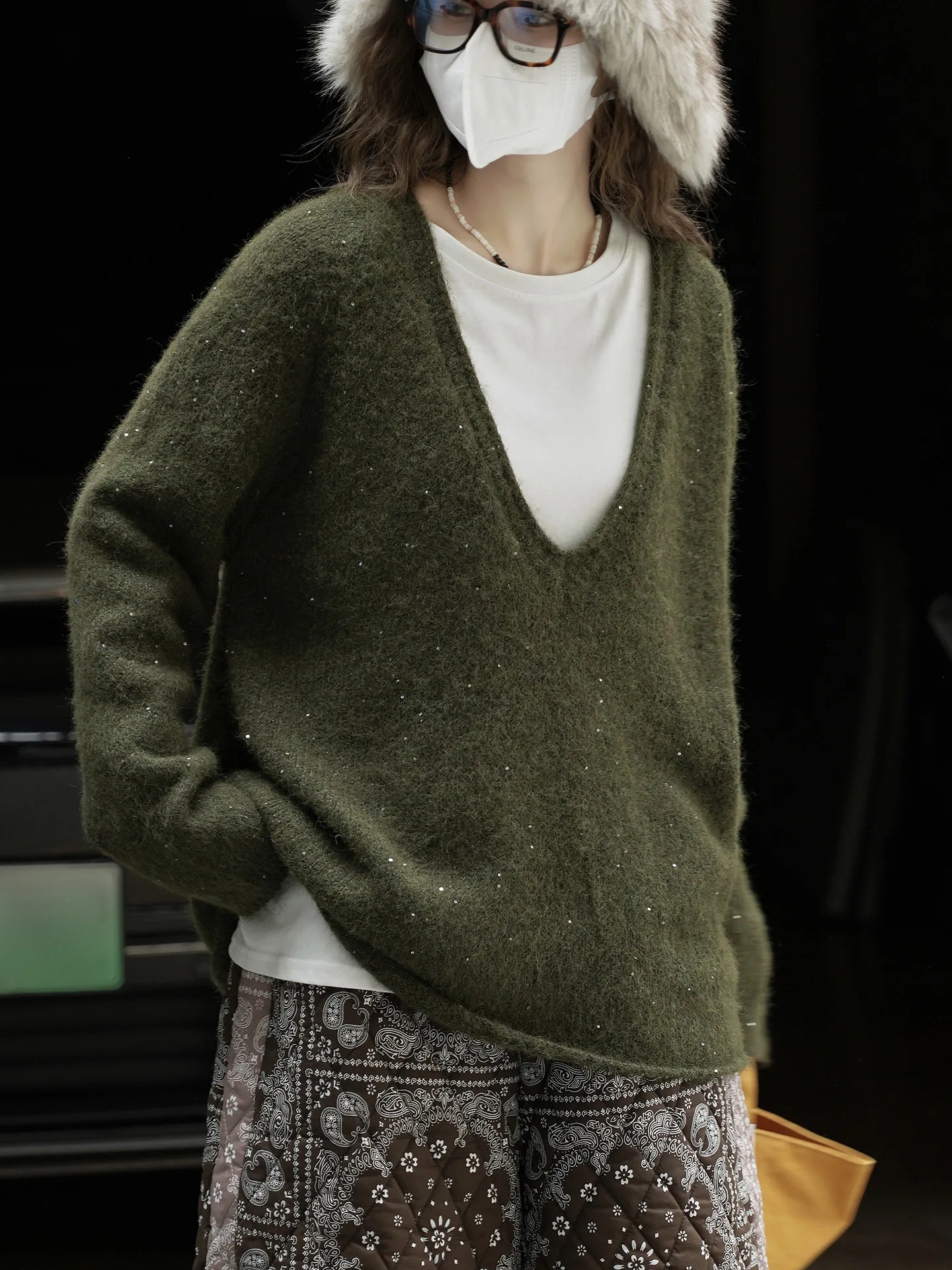 겨울 신상 한국 스타일 패셔너블한 레이지 느낌의 밝은 실크 딥 V넥 울 니트 스웨터 루즈 캐주얼 여성용 상의