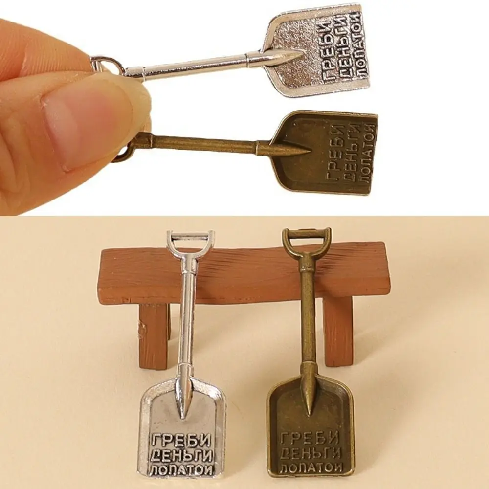 Nueva Mini pala para casa de muñecas, 2 colores, 4,3x1,4 cm, pala de aleación de granja, herramienta para casa de muñecas, decoración para casa de muñecas