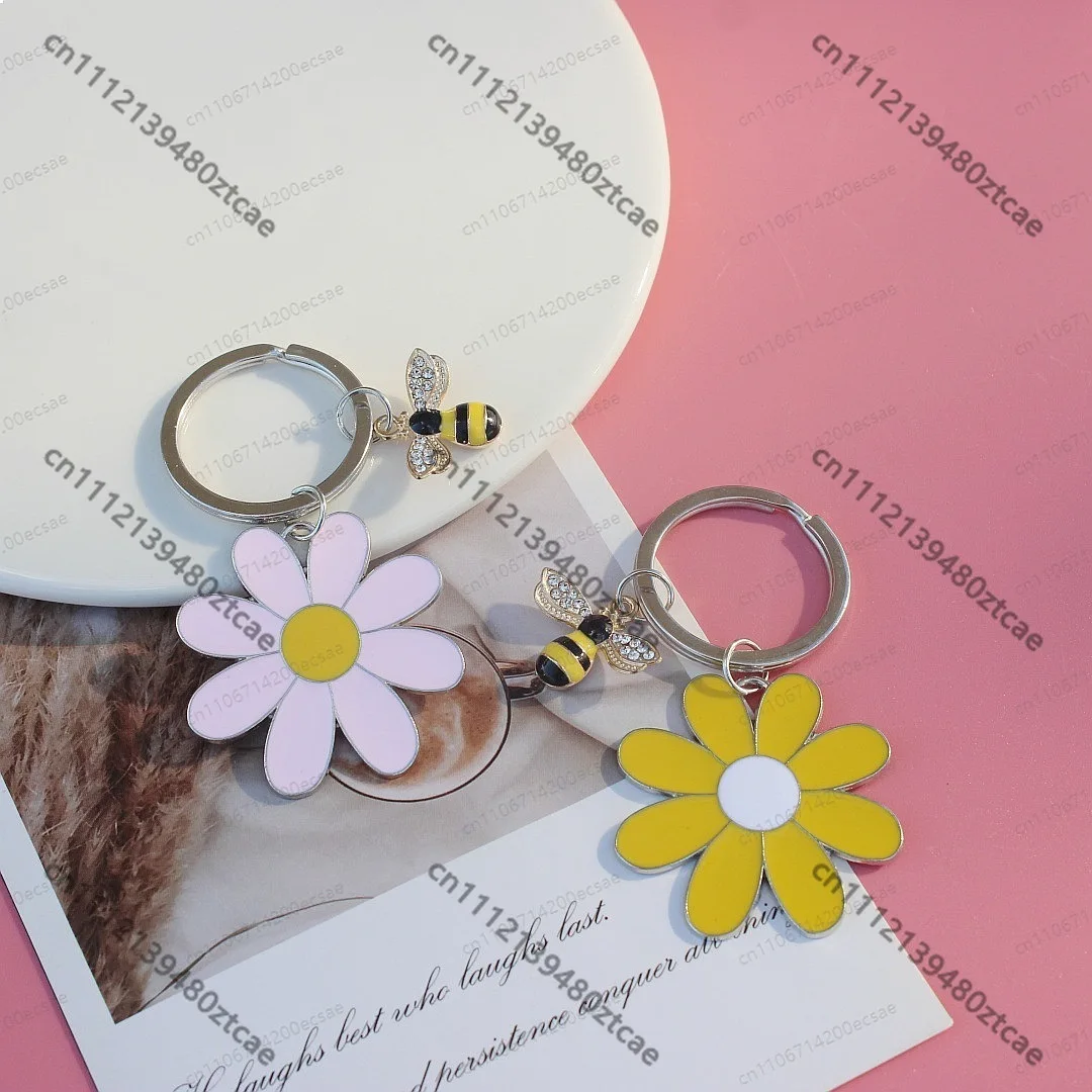 Bee & Daisy Stainless Steel Keychain Small Flower Charm for Bag Car Keys Nature Inspired Accessory