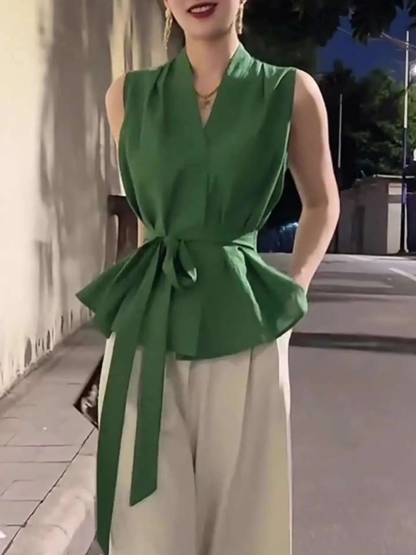 多用途のVネックデザイン、無地、ベルト付きウエスト、人気の通勤トップス、アンチエイジング、夏用、小さめシャツ、エレガントなレディースブラウス