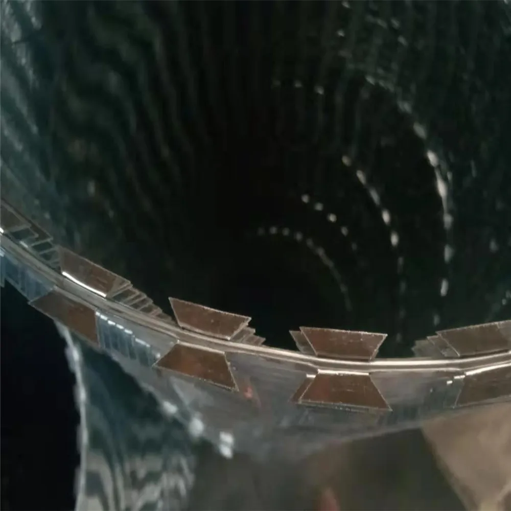 Macchina per la produzione di recinzioni in rete metallica spinata con rasoio automatico in filo metallico di nuova progettazione in fabbrica