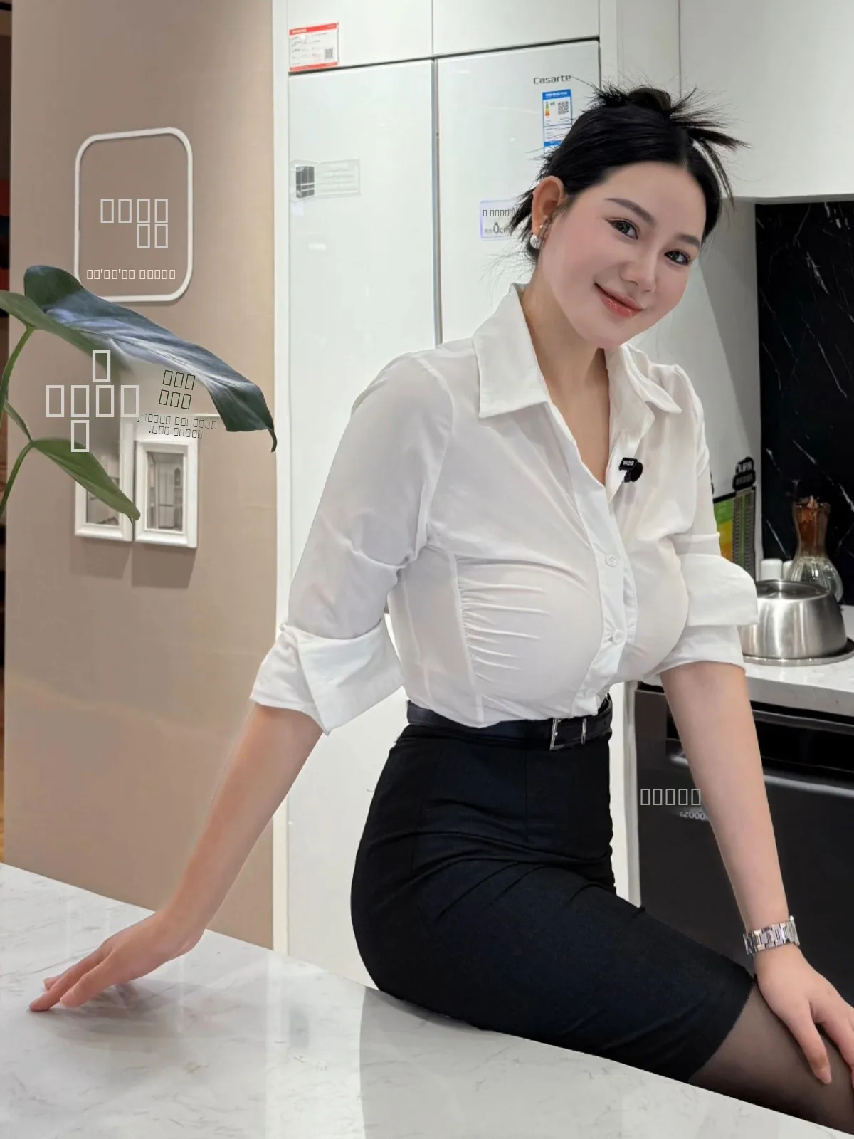 

Комплект для офиса: белая блузка с V-образным вырезом и облегающая юбка с дизайнерским акцентом на талии, профессиональный деловой костюм из смесового хлопка, длинный.