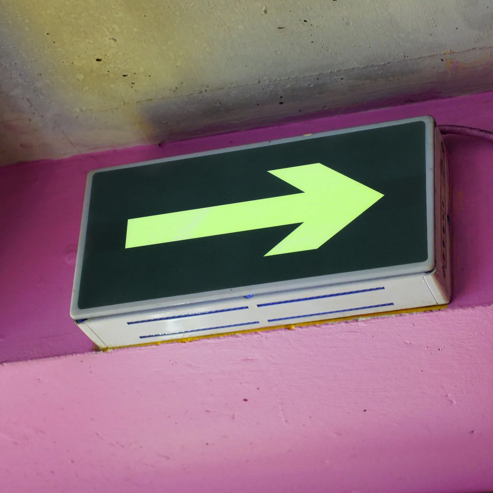 8 قطعة ملصقات خروج الطوارئ المتوهجة الليلية علامات السهم المقاومة للماء للمساحات التجارية العامة نقطة تجميع أمان الإخلاء