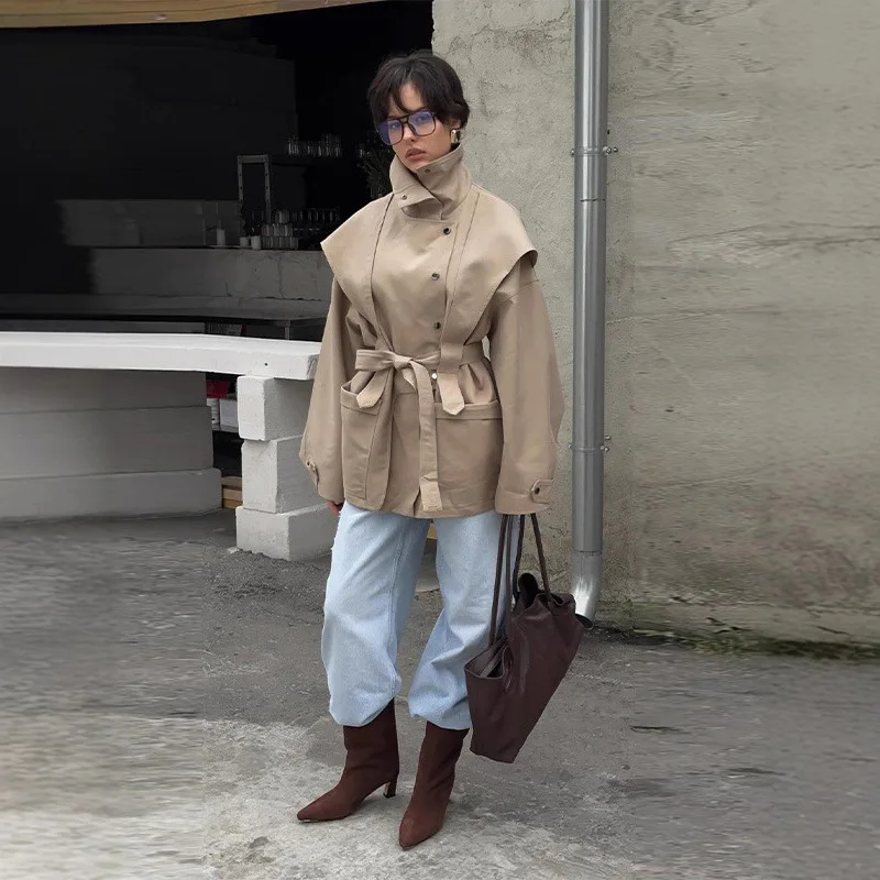 

Осеннее элегантное короткое пальто с воротником-стойкой и завязкой на талии в британском стиле, дизайнерские рукава реглан