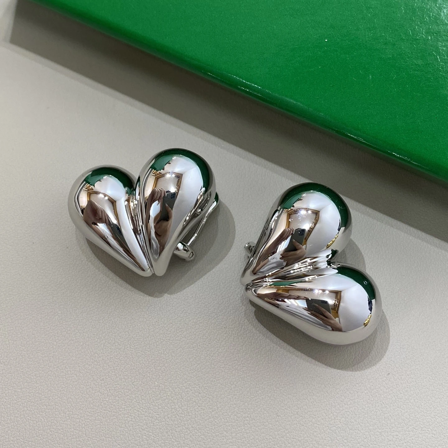 

Модные золотые, серебряные серьги в форме сердца, клипсы для ушей, женские европейские и американские серьги высшего качества, роскошные ювелирные изделия, тренд