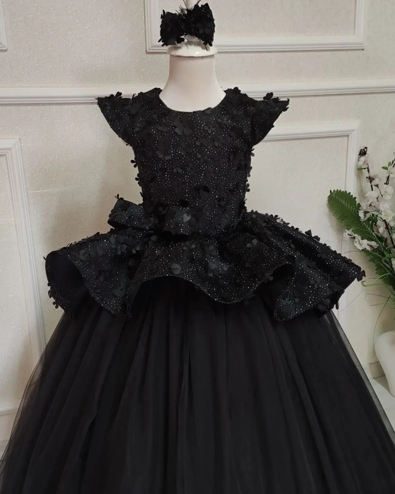 Black Flower Girl Dresse Appliqued Beads Sweep Train Kids Birthday Party Pageant Gowns Tiered Children Wedding Guest Dresses