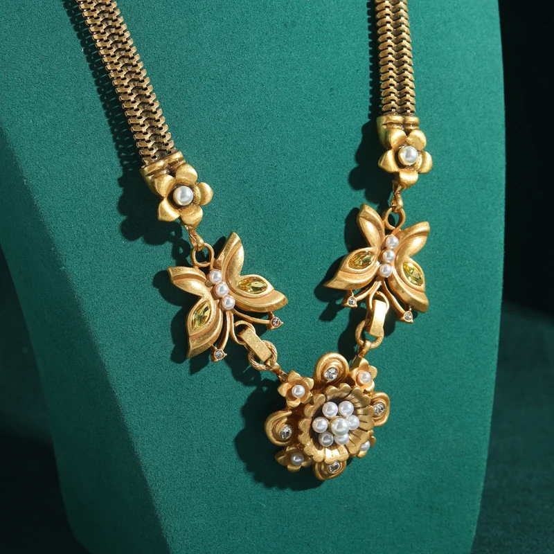 خمر الذهب اللون فراشة قلادة المختنق اللؤلؤ قلادة الكوبية سلسلة امرأة فاخرة مصمم مجوهرات عالية الجودة 2025