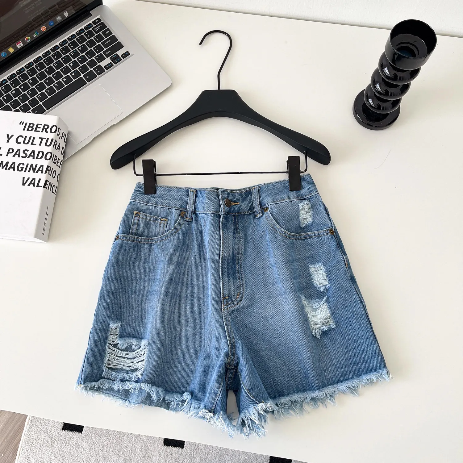 

Стильные рваные джинсовые шорты женские в корейском стиле, ретро, с высокой талией, с необработанным краем, новинка лета 2026, универсальные шорты для дерзких девушек